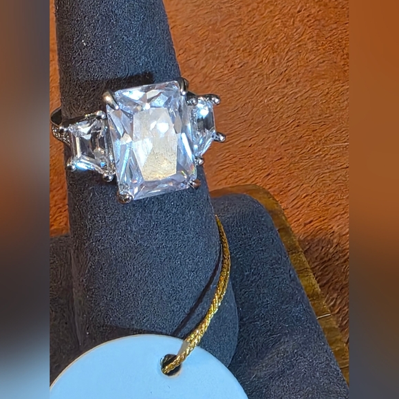 KOHLS Silver Ring with Clear Gemstones - Picture 8 of 10